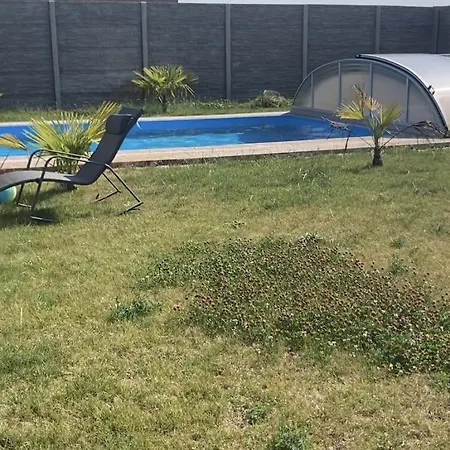 5 Izbovy Samostatny Stojaci Rodinny Dom S Podkrovim A Velkou Zahradou So Sezonnym Bazenom, Celorocnou Saunou A Virivkou Na Dovolenku A Oddych Topolniky Exterior photo