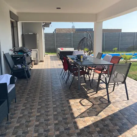 5 Izbovy Samostatny Stojaci Rodinny Dom S Podkrovim A Velkou Zahradou So Sezonnym Bazenom, Celorocnou Saunou A Virivkou Na Dovolenku A Oddych Topolniky Exterior photo