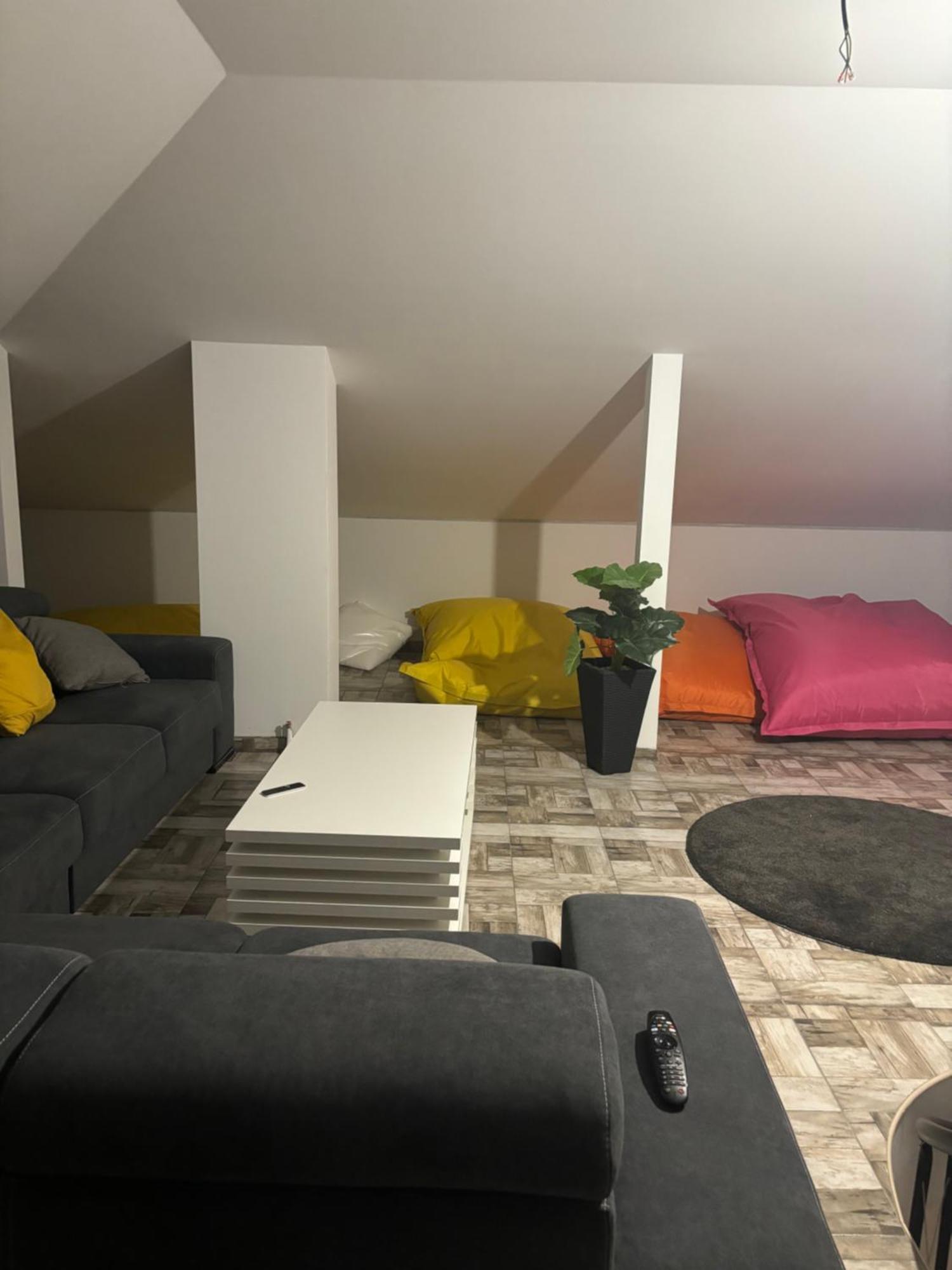 5 Izbovy Samostatny Stojaci Rodinny Dom S Podkrovim A Velkou Zahradou So Sezonnym Bazenom, Celorocnou Saunou A Virivkou Na Dovolenku A Oddych Holiday home *